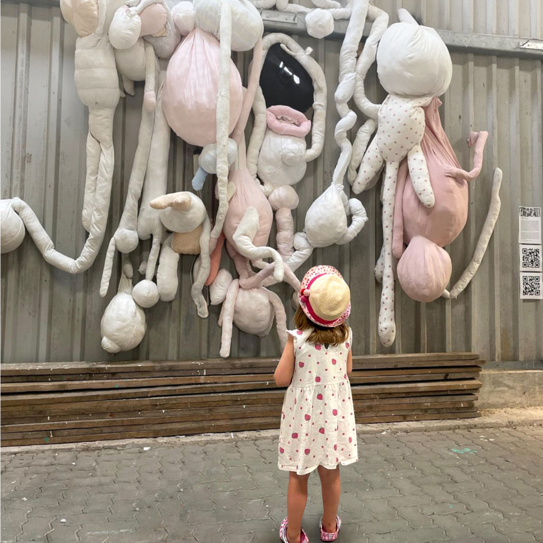 Mädchen betrachtet das Kunstwerk Pillow Pooh von Joachim Hirsch